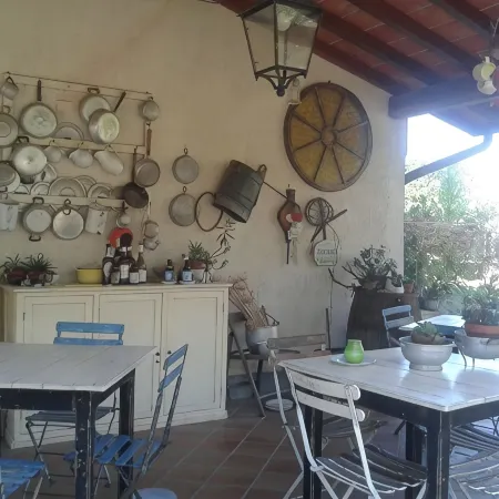 Alpi Apuane:colored flat in ancient farmhouse 4km from the sea and near the Alps Отели в г. Серавецца
