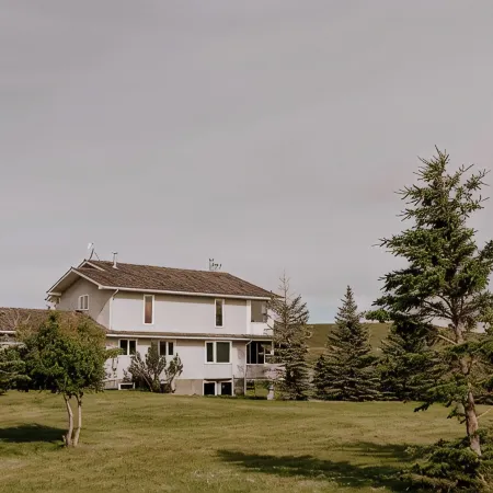 Old Chief Bunkhouse - ranch with views of Chief Mountain