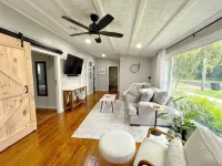 Newly Renovated Bright & Cozy Retreat - 4 stjerner