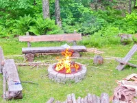 Beautiful Home in the Woods Ξενοδοχεία στην πόλη Lenroot