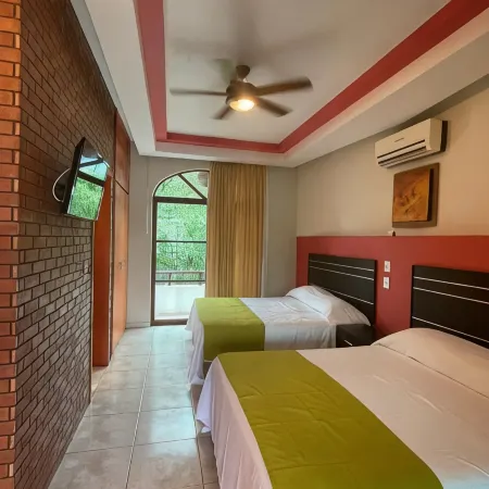Hotel y Suites Los Encantos