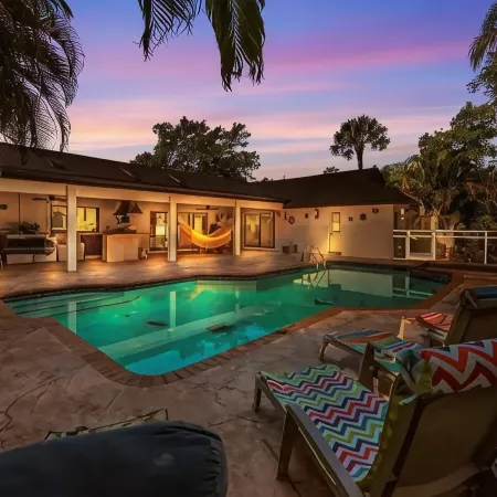 Cozy home with big pool and BBQ in Wellington!