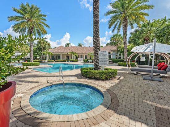 Orlando Bliss Near Disney, Universal Parks Two Bedroom Apart with Full Kitchen