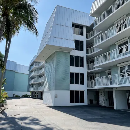 La Brisa - Ocean Views Across from Smathers Beach