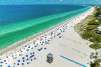 Across the street from the Beach, restaurants, free wifi. - 3-Star