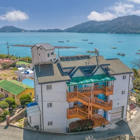 Geoje Island New Happy Pension (Mongdol Beach)
