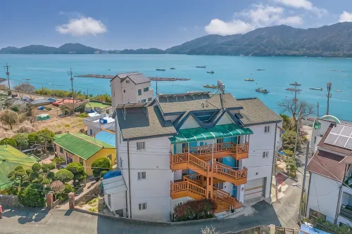 Geoje Island New Happy Pension (Mongdol Beach) - เพนชั่น