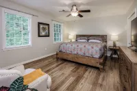 Beautiful Home Close To Everything - Bungalows