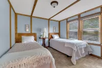 Peaceful Lakefront Cabin Retreat with Hot Tub! - Homestays