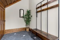Bright & Modern Loft w/ Patio, By Falls & Wineries - 3-Star