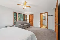 Cozy Cabin in the Woods with Comforts, Hot Tub, Walk to Lake - 4つ星