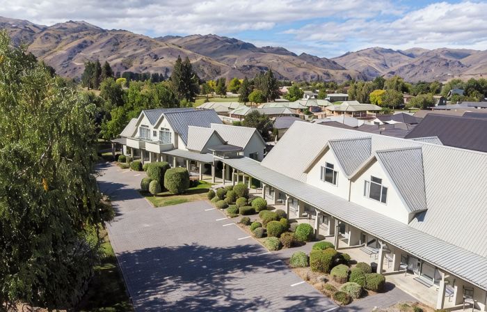 Colonial Manor Motel