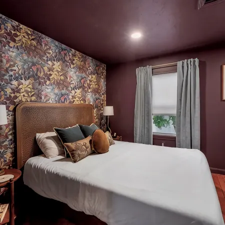 Witchy Hideaway Cottage; Close to Beaches, Salem & Train to Boston Отели в г. Беверли