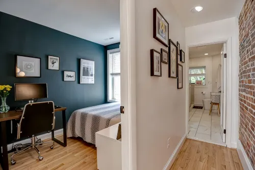 Unique renovated townhouse with private backyard - บังกะโล