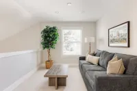 Nest out west in this professionally designed 2 BD/3 BA townhome. Sleeps 6.