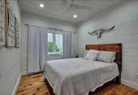 Family and pet friendly cabin on a creek. 10 minutes to downtown Cashiers - Wifi