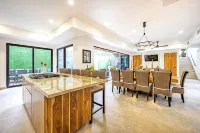 Private Luxury Villa Prime Location South End of Jaco Beach, Gated Community. - วิลล่า