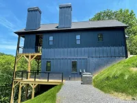 Charming 3 bedroom Riverside Cabin: WiFi, AC, & 3 Fireplaces in Hayesville, NC - Alppimaja