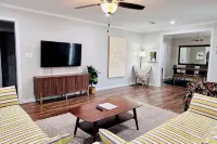 The Casino Cottage in Durant! Hotel Amenities, 2 Kings, 4mi to Casino, Sleeps 8