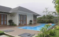 Grand Master Villa Tomohon - プール