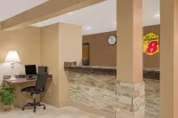 Super 8 by Wyndham Story City - parking