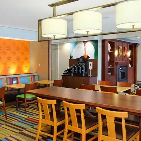 Fairfield Inn & Suites Colorado Springs South Отели рядом с достопримечательностью «Зоопарк Шайенн-Маунтин»