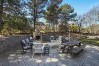 5-Bedroom Vacation Home Just 3 Minutes Drive to Cape Cod Beaches