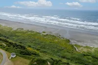 Cheerful coastal cottage w/hot tub - 2 min walk from the beach! - Wi-Fi