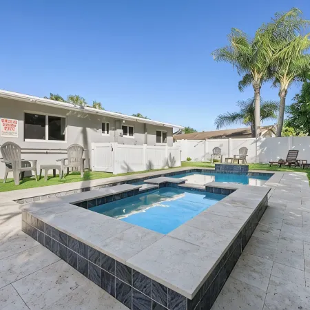 Hot Spa - Super Clean - 8 M Drive to Beach, Restaurants, Nightlife