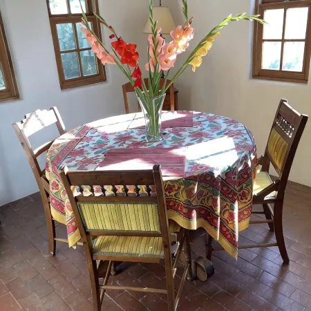 Close to Plaza!Charming Private 2 bedroom Casita, 2 fenced quiet courtyards