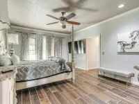 Pool, Hot Tub, Amazing Turf, Games Galore Luxury Villa in OKC - 프라이빗 풀