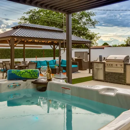 Uptown Area! Putting Green-BBQ-Hot Tub-Game Room
