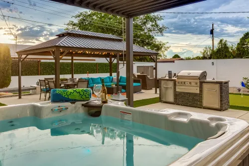 Uptown Area! Putting Green-BBQ-Hot Tub-Game Room - บังกะโล