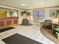 Super 8 by Wyndham Dunbar/Charleston Area - Parkplatz