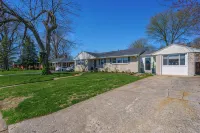 Hot tub/pool/firepit/ 3 bedroom Home center of town 2 Livingroom's sleeps 12 - Boutique