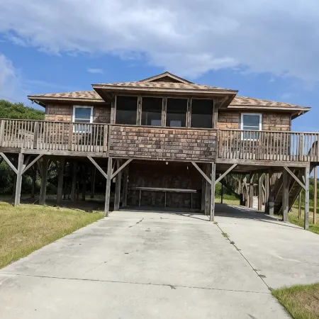 Kitty Hawk Corner Cottage 2 Blocks from the Beach! Pet Friendly!