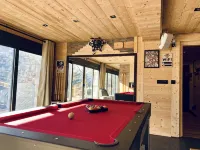 Sublime Bas de Chalet de Standing en Duplex Aux Angles -Space for Billiards and Cinema - 木屋