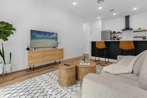 Treehouse Lake Davis - 1Br Private Modern Home with Balcony Downtown - Condos