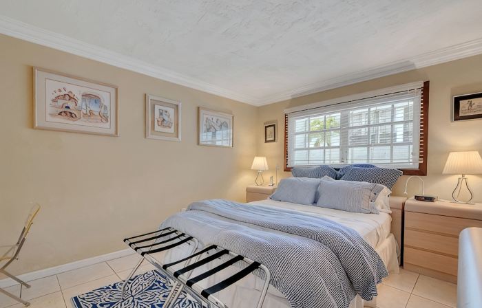 Keybiscayne Charmer half a block from private Beach, Restaurants and Boutiques!!