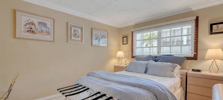 Keybiscayne Charmer half a block from private Beach, Restaurants and Boutiques!! Отели в г. Ки-Бискейн