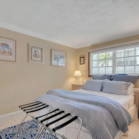 Keybiscayne Charmer half a block from private Beach, Restaurants and Boutiques!!