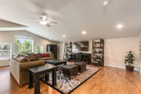 Royal Oak Manor Lrg Private Home and Yard Sleeps 18! - Bungalows