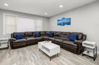 FREE Parking Modern Duplex King Beds near EWR& NYC - Holiday Apartments