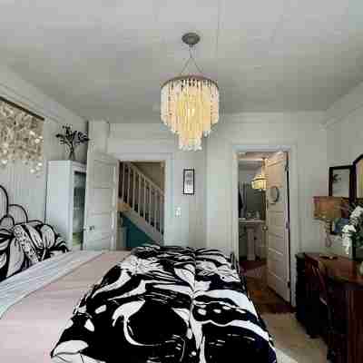 Beachy Chic Seaside Retreat-gas fireplace & firepit, steps to beach, prom & town Rooms