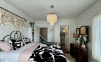 Beachy Chic Seaside Retreat-gas fireplace & firepit, steps to beach, prom & town