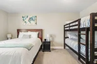 Lots of extras! Pickleball, corn hole, ping pong table, beach toys! - Wifi
