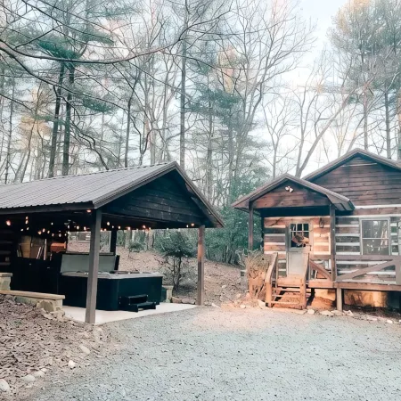 Cozy Cabin in woods with Hot Tub, Porch Swing Bed and Fire Pit in Aska Adventure