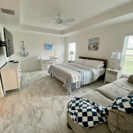 The Villages 3 bed/3 Kings, Private, Coastal decor, 1 min to Rec cntr & Pickleba