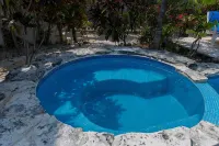 Beachfront Villa with pool & waterfall: Gorgeous sandy beach - maisons de vacances