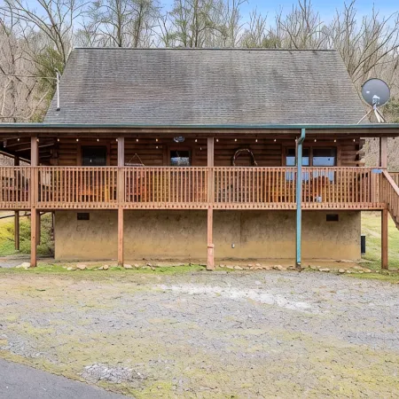 SMOKY MTN STAYS OFF LAKE w/POOL & HOT TUB